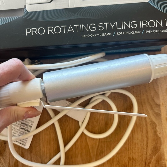 Bio Ionic Pro Rotating Styling Iron 1.5" - Picture 3 of 3